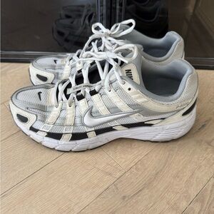 Nike Athletic Sneaker White/ Beige/ Black Size 8 CD6404-101